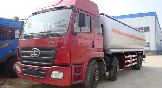 解放小三轴加油车